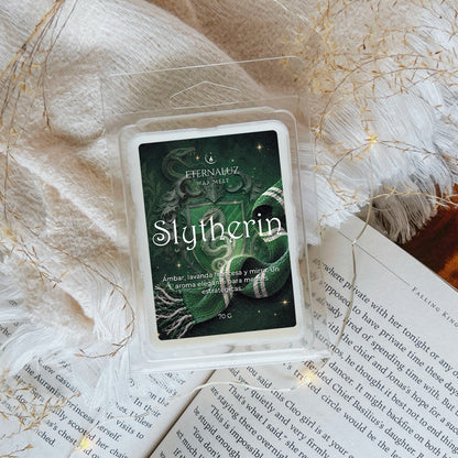 Wax melts Slytherin con aroma a ámbar egipcio, lavanda francesa, mirra, haba tonka y almizcle, inspirados en la ambición, la astucia y la magia de Hogwarts.