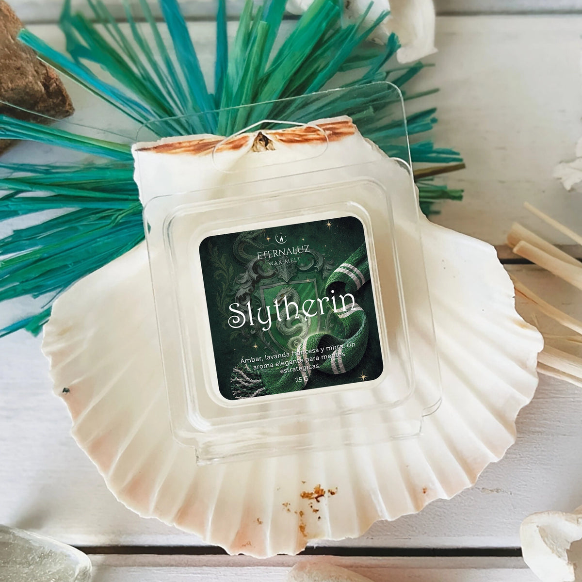 Wax melts Slytherin con aroma a ámbar egipcio, lavanda francesa, mirra, haba tonka y almizcle, inspirados en la ambición, la astucia y la magia de Hogwarts.