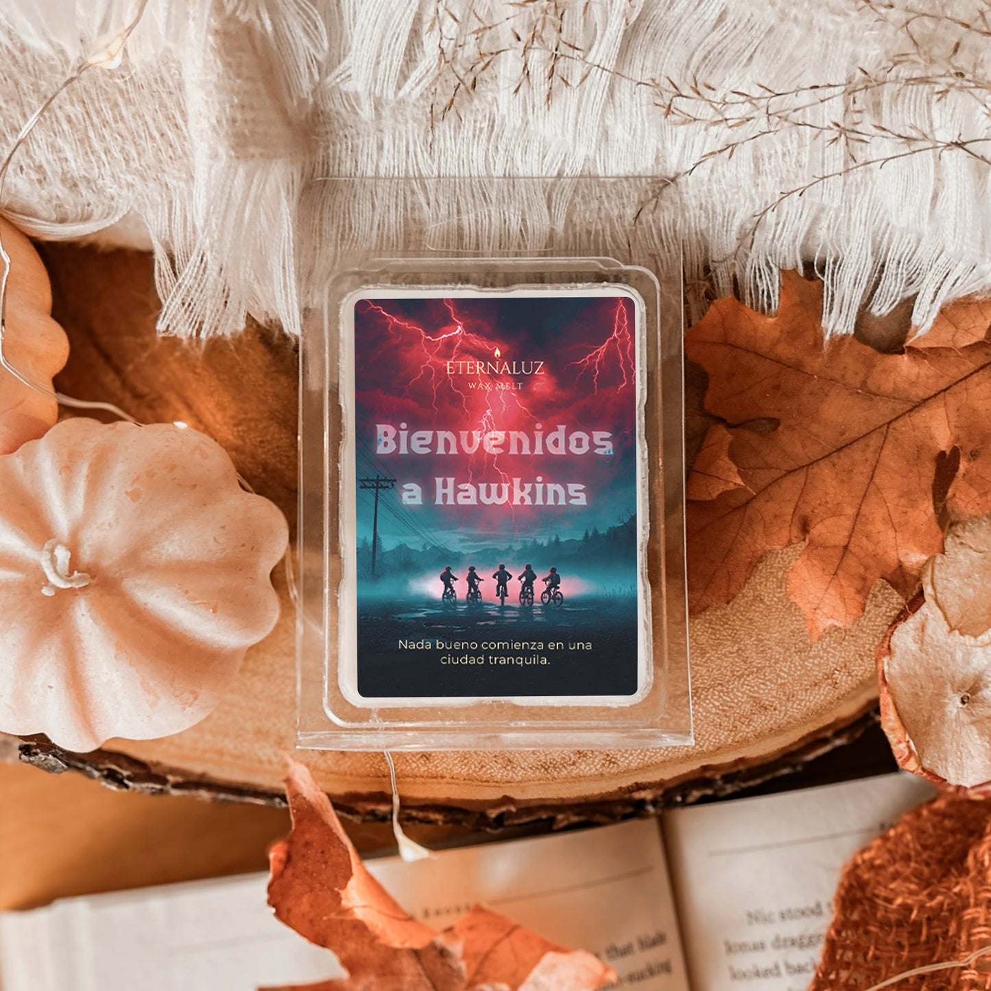 Wax melt inspirado en Stranger Things con aroma a bosque húmedo, ozono y musgo de roble, junto a bicicleta vintage.