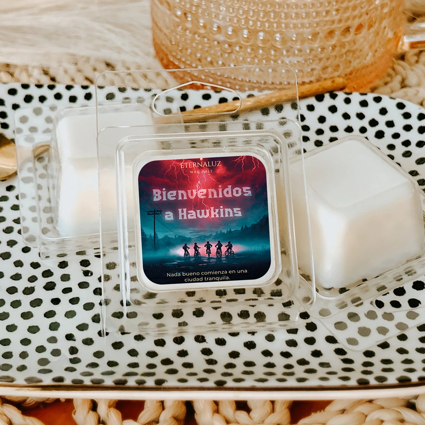Wax melt inspirado en Stranger Things con aroma a bosque húmedo, ozono y musgo de roble, junto a bicicleta vintage.